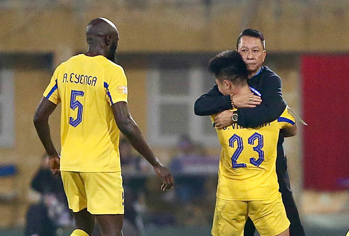 HLV Văn Sỹ Sơn chịu án treo quyền chỉ đạo 2 trận - Ảnh: Minh Tuấn