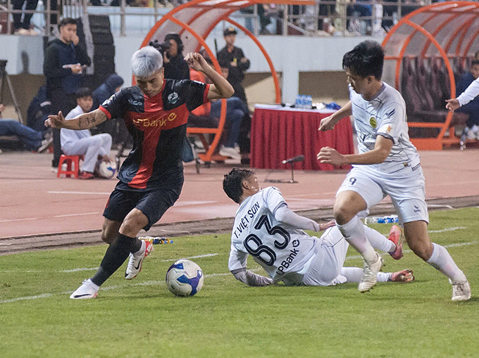 Tiền đạo Thanh Bình (áo đỏ đen) của PĐ.NB bị treo giò