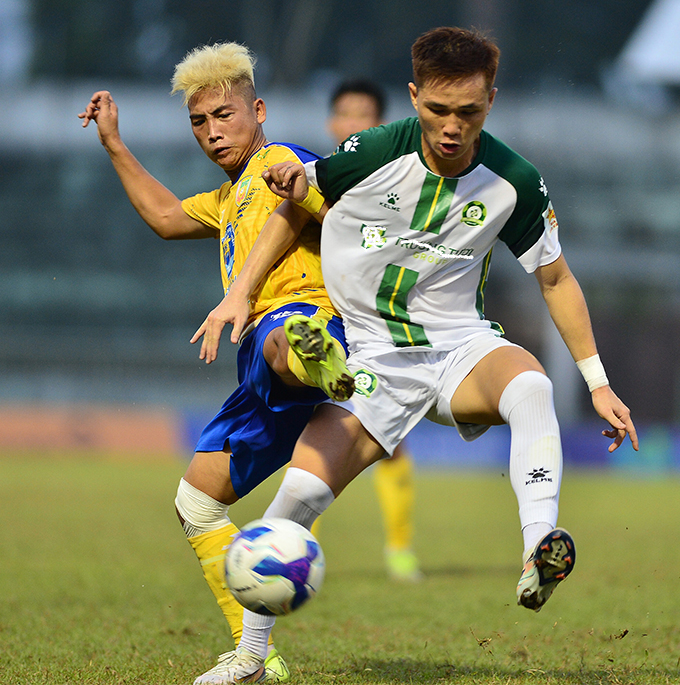Bình Phước (áo trắng xanh) khó thắng trên sân nhà