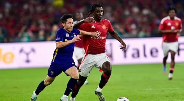 Hai Long bùng nổ trước MU.