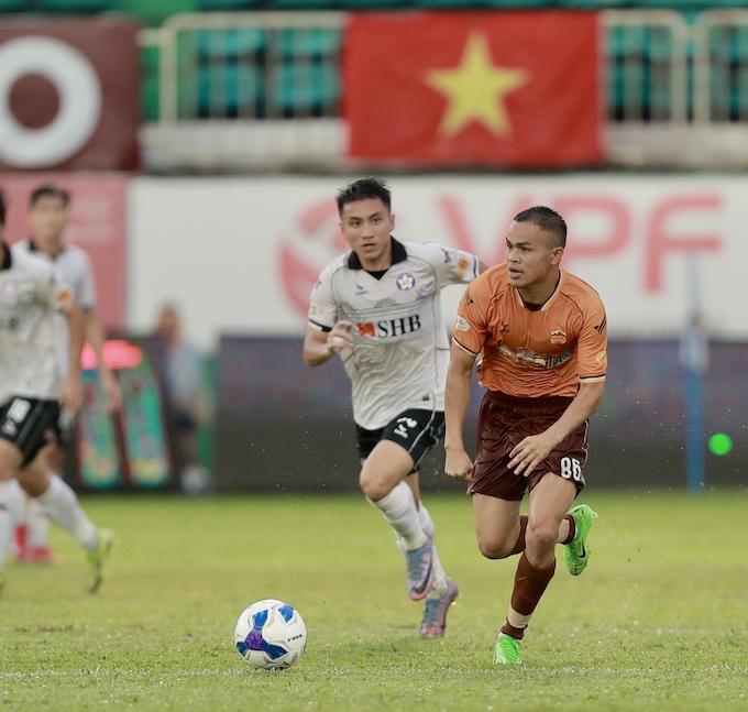 SHB Đà Nẵng (áo trắng) đang nỗ lực để tìm đường thoát cho chính mình. Ảnh: Minh Trần