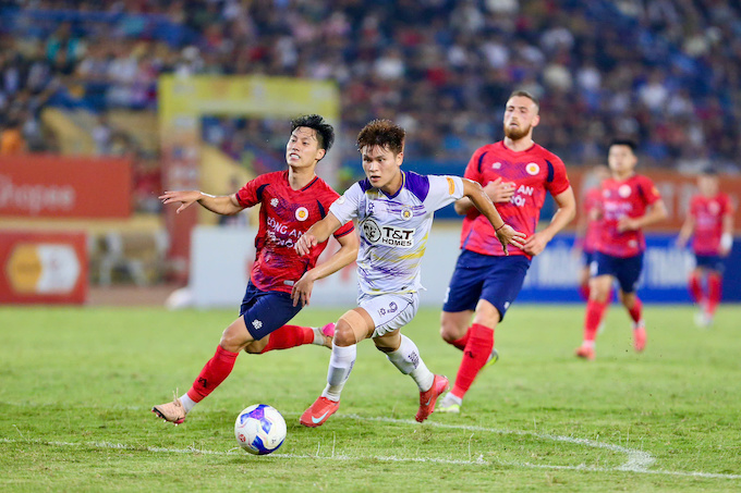 Hà Nội (áo trắng) đang nỗ lực để nuôi hy vọng đua vô địch. Ảnh: Minh Tuấn