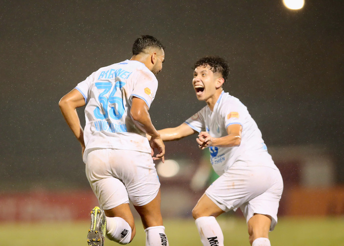 Nam định đang tiến gần đến cúp vô địch. Ảnh: Đức Cường