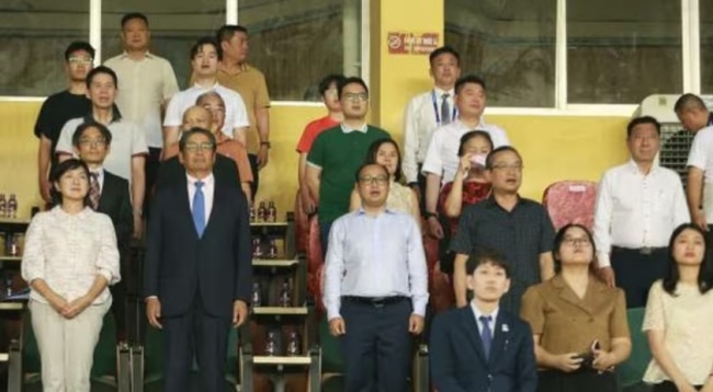 Các vị khách quý xuất hiện trên khán đài.