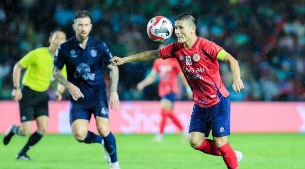 Quang Hải bức xúc với các quyết định của trọng tài.