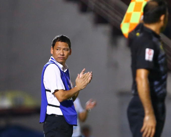 HLV Anh Đức đã có trận thắng đầu tay và giúp Bình Dương trụ hạng. Ảnh: Anh Khoa