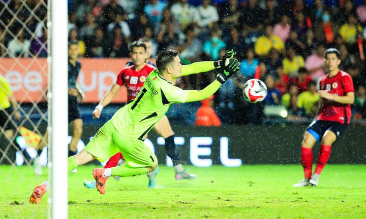 Nguyễn Filip xuất sắc nhưng không đủ sửa sai cho đồng đội.