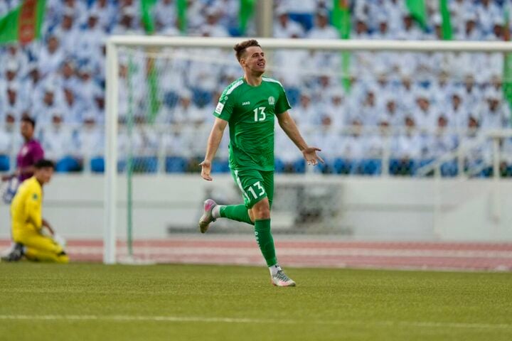 Mihail Titov ghi bàn cho ĐT Turkmenistan