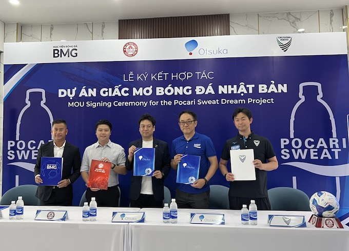 Đại diện bóng đá TP.HCM và Nhật Bản tại lễ ký kết. Ảnh: Tuấn Thành